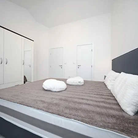 Beachfront Apartments New House Hotel apartamentowy Nin