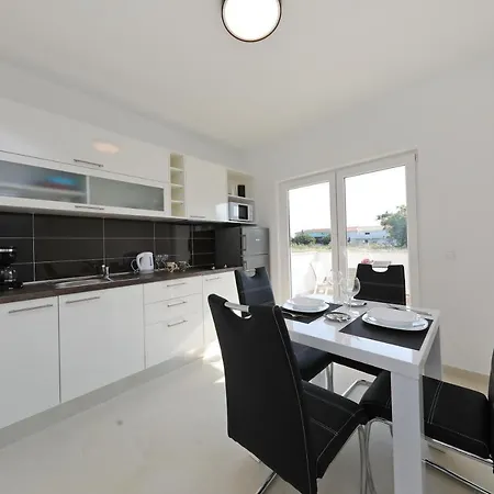 Hotel apartamentowy Beachfront Apartments New House Nin