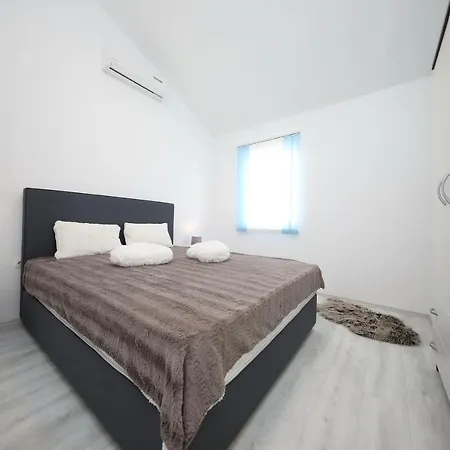 Hotel apartamentowy Beachfront Apartments New House