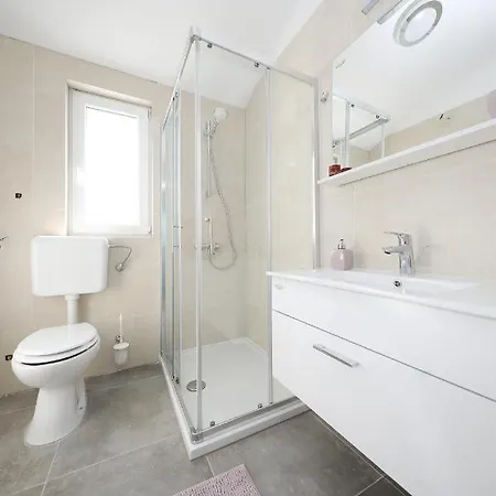 Hotel apartamentowy Beachfront Apartments New House *