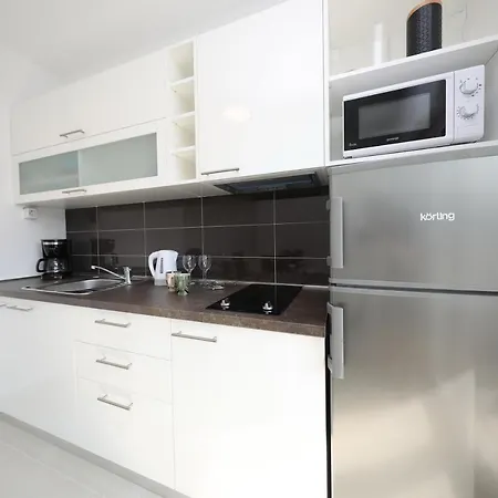 Beachfront Apartments New House Hotel apartamentowy Nin